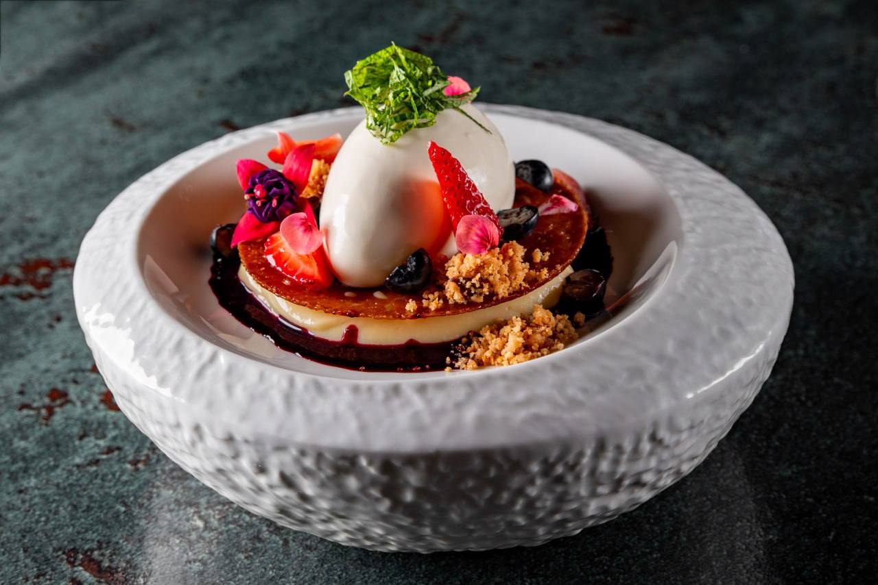 <span style="font-weight: 700;">Panna cotta with berries, white chocolate mousse, blueberry sauce and caramel</span><br>230 g.