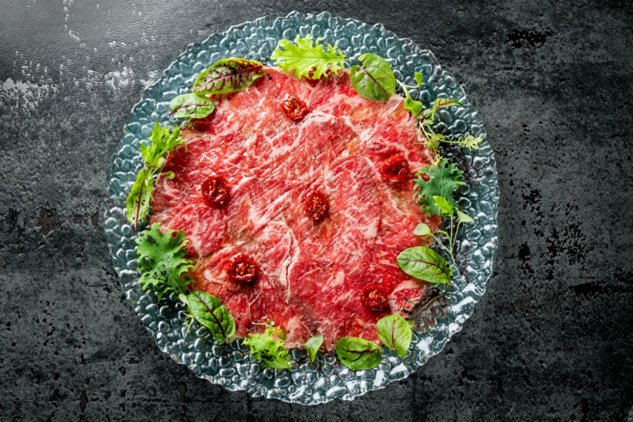 Stryploin carpaccio with sun-dried tomatoes.<br>200 g.